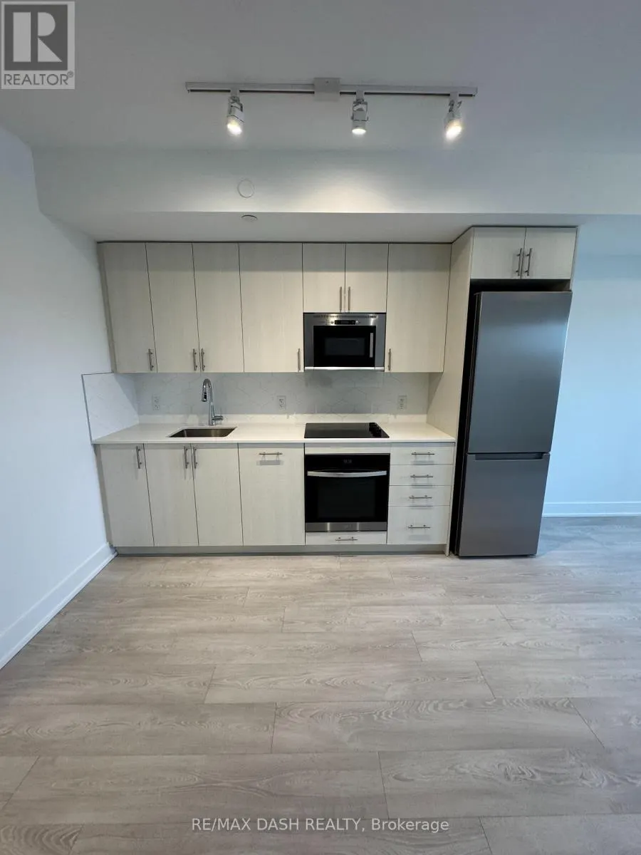 1530 - 2545 SIMCOE STREET N