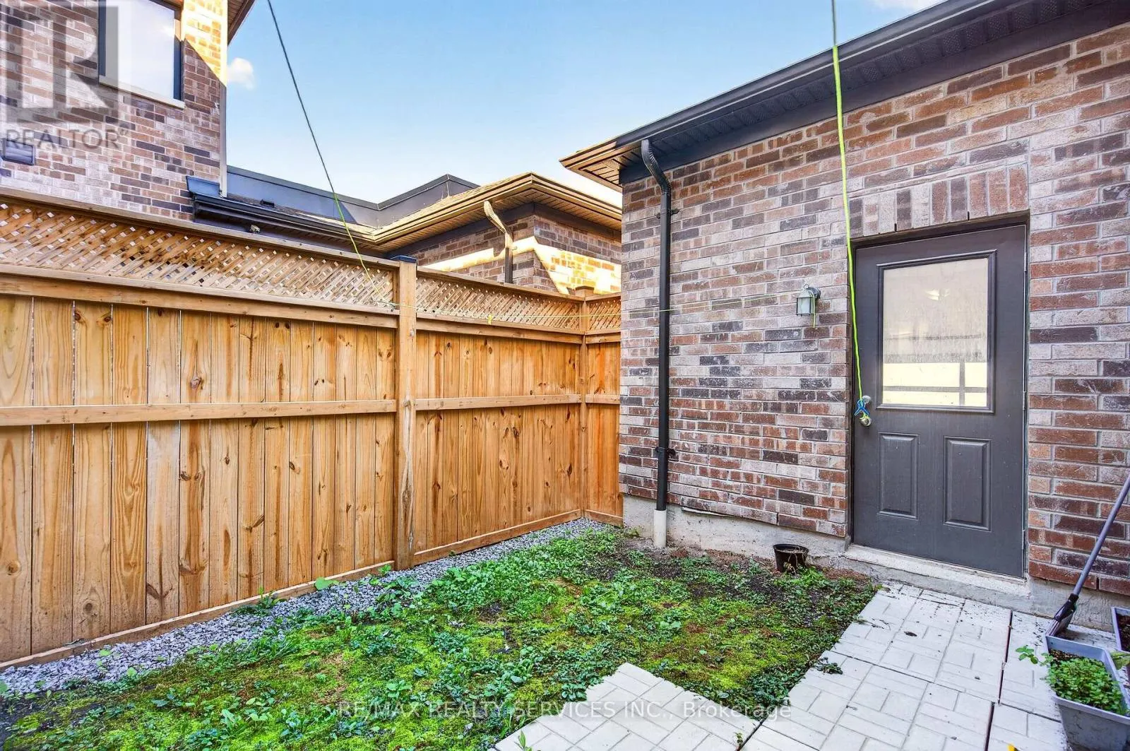 225 CORONATION ROAD