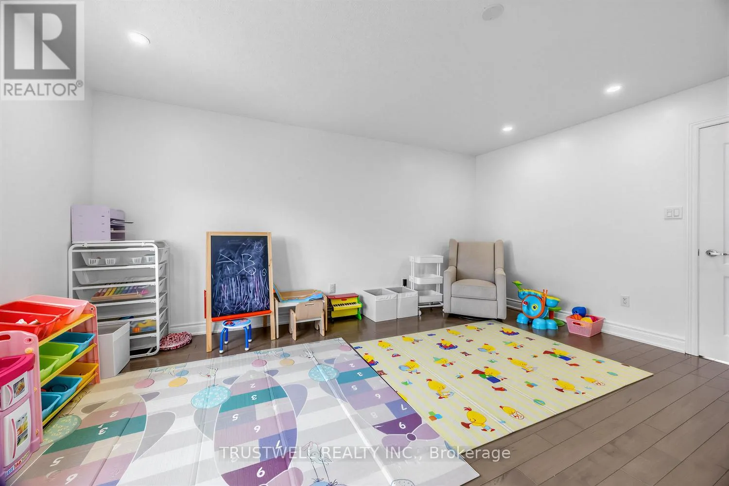 3 WALDRON COURT