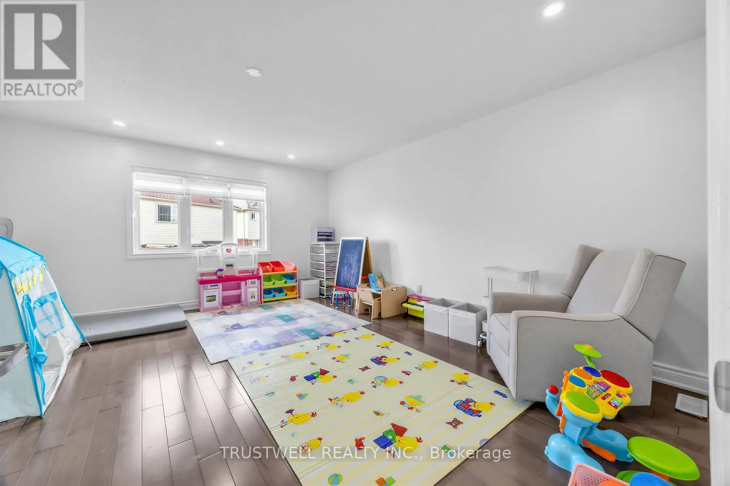 3 WALDRON COURT