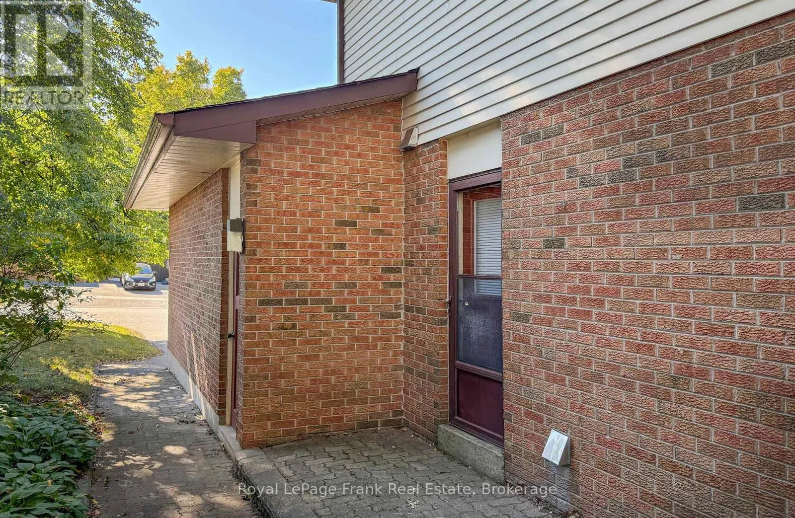 204 ST JOHN STREET E