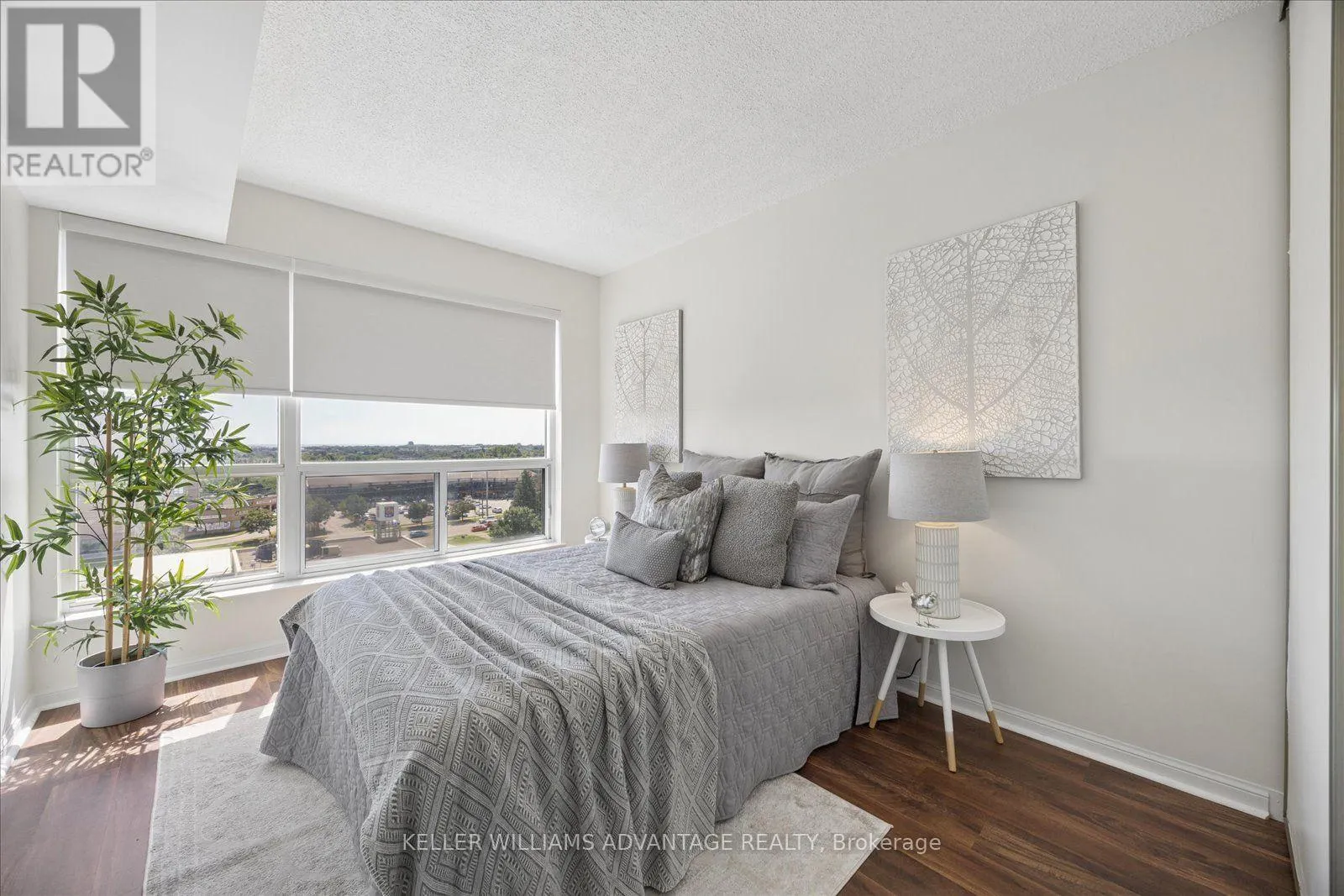 903 - 712 ROSSLAND ROAD E