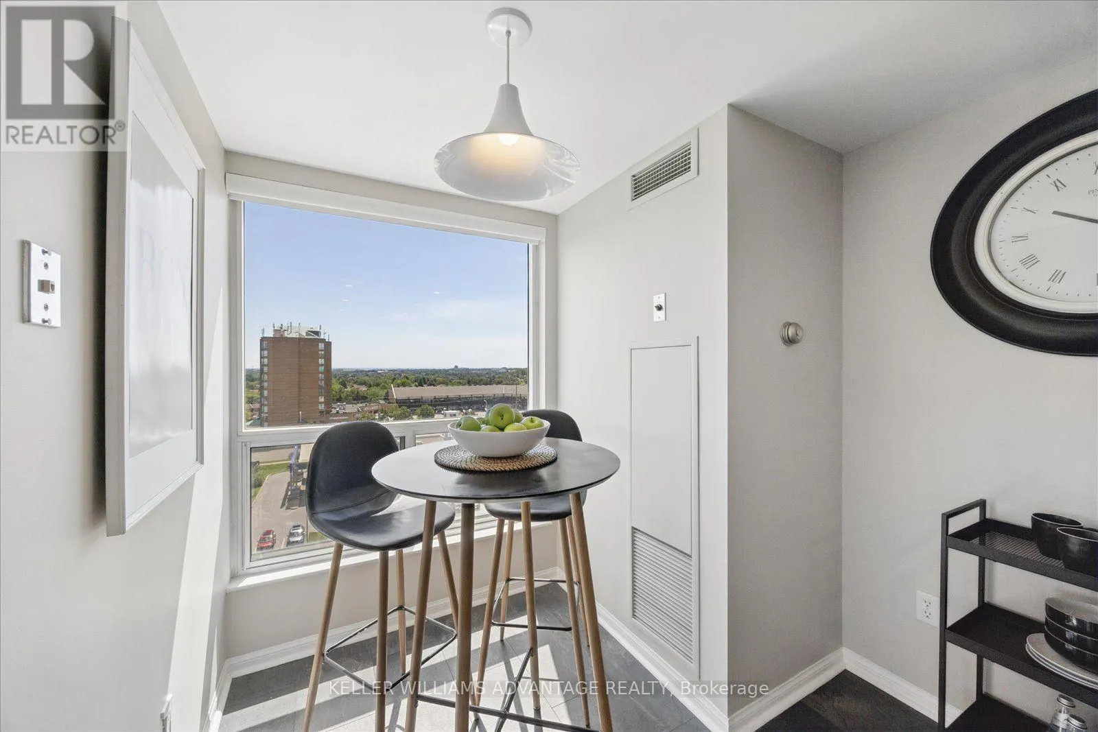 903 - 712 ROSSLAND ROAD E