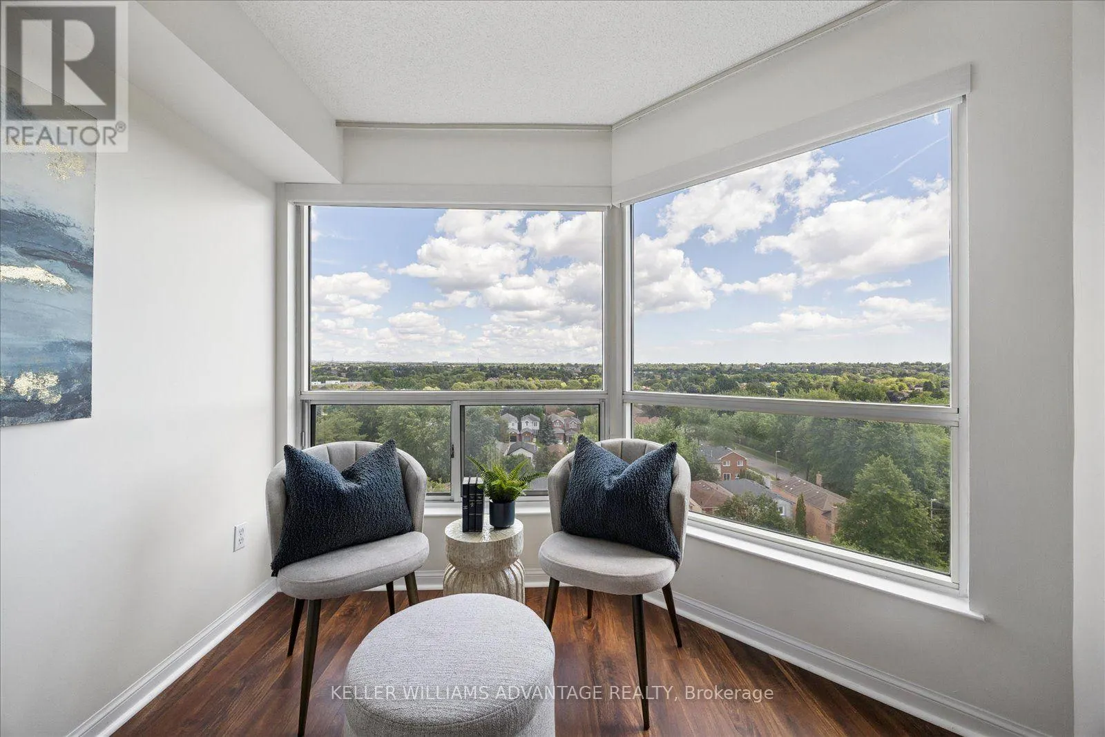 903 - 712 ROSSLAND ROAD E