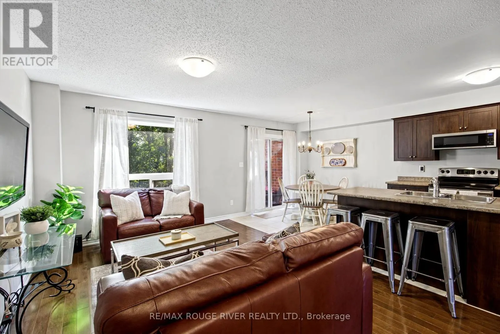 37 - 715 GRANDVIEW STREET N
