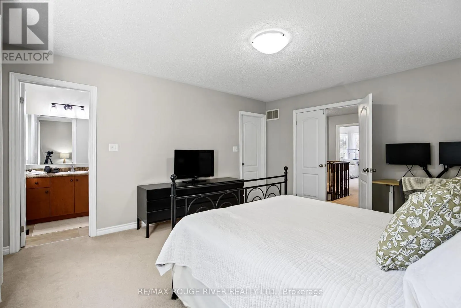 37 - 715 GRANDVIEW STREET N