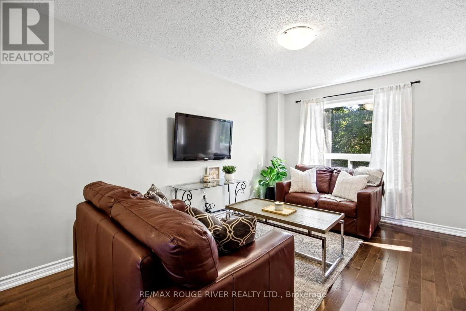 37 - 715 GRANDVIEW STREET N