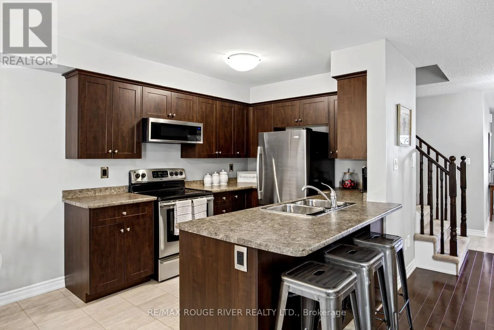 37 - 715 GRANDVIEW STREET N