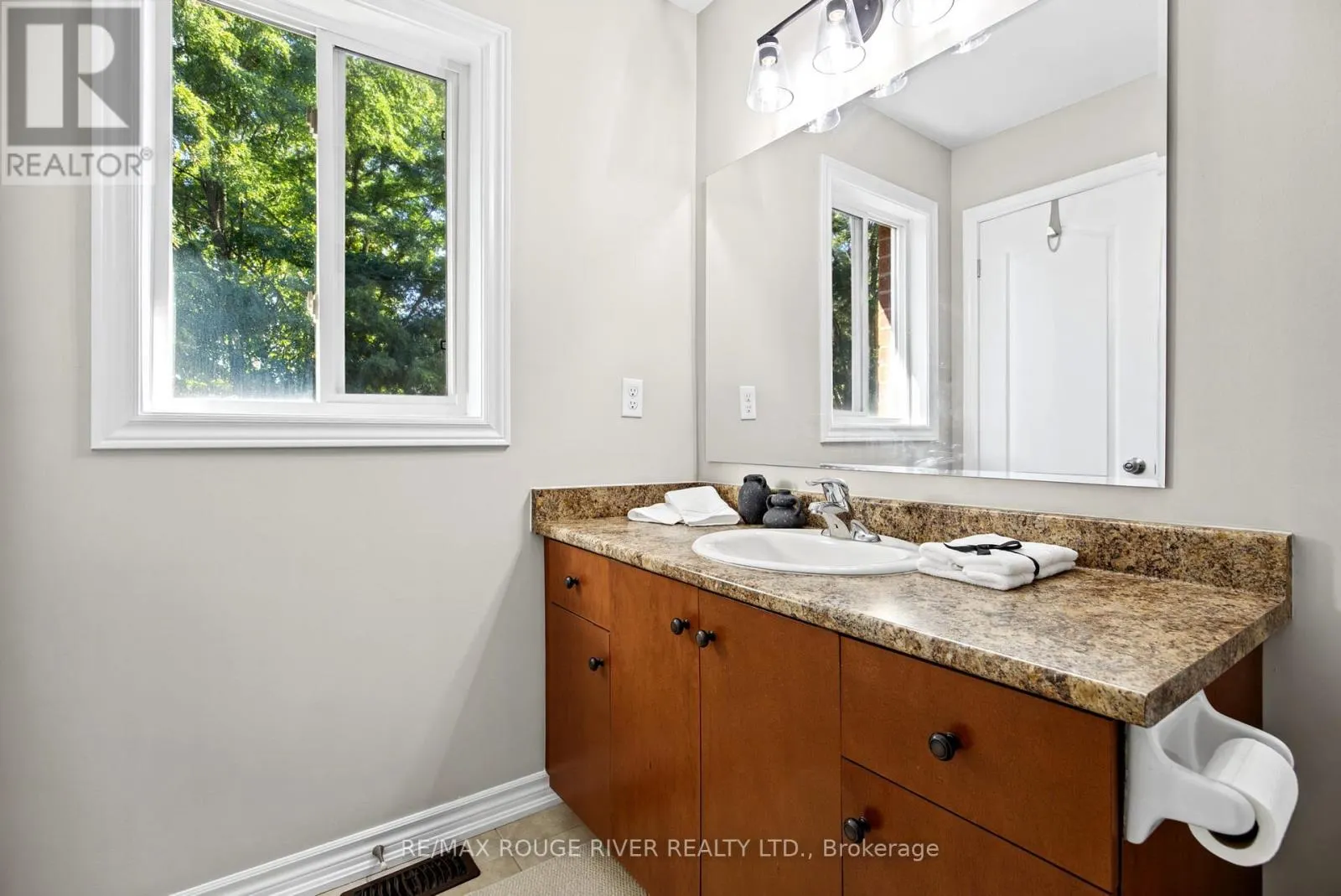 37 - 715 GRANDVIEW STREET N