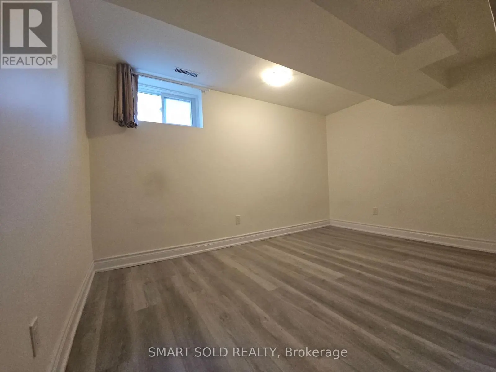 BSSEMENT - 711 DUNLOP STREET W