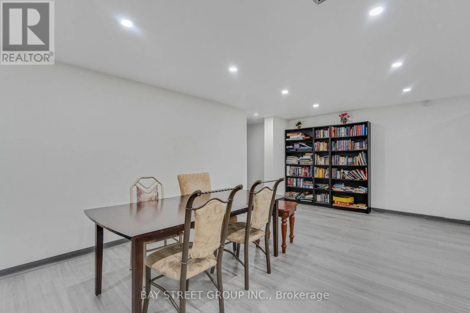 1207 - 10 STONEHILL COURT