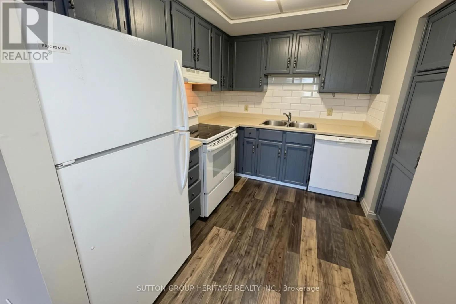 403 - 144 QUEEN STREET W
