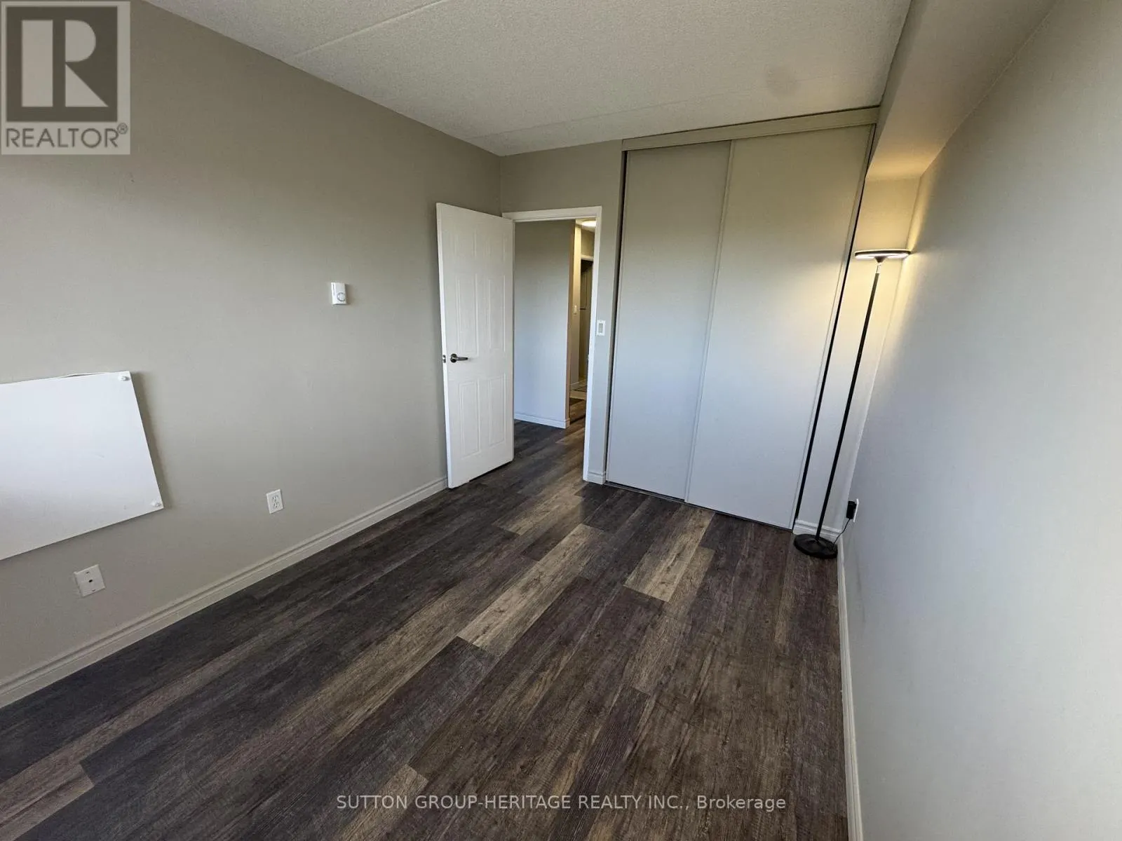 403 - 144 QUEEN STREET W