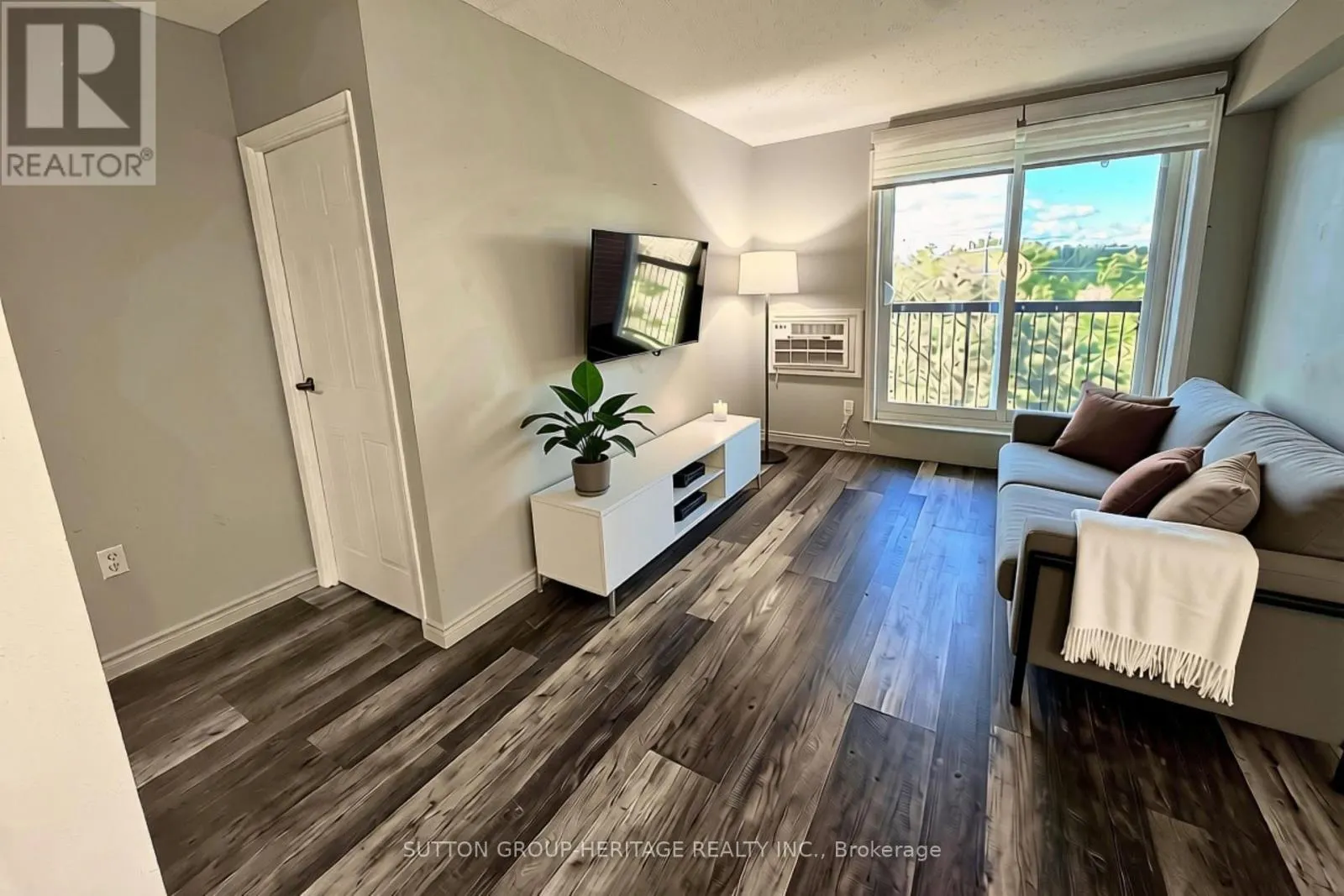 403 - 144 QUEEN STREET W
