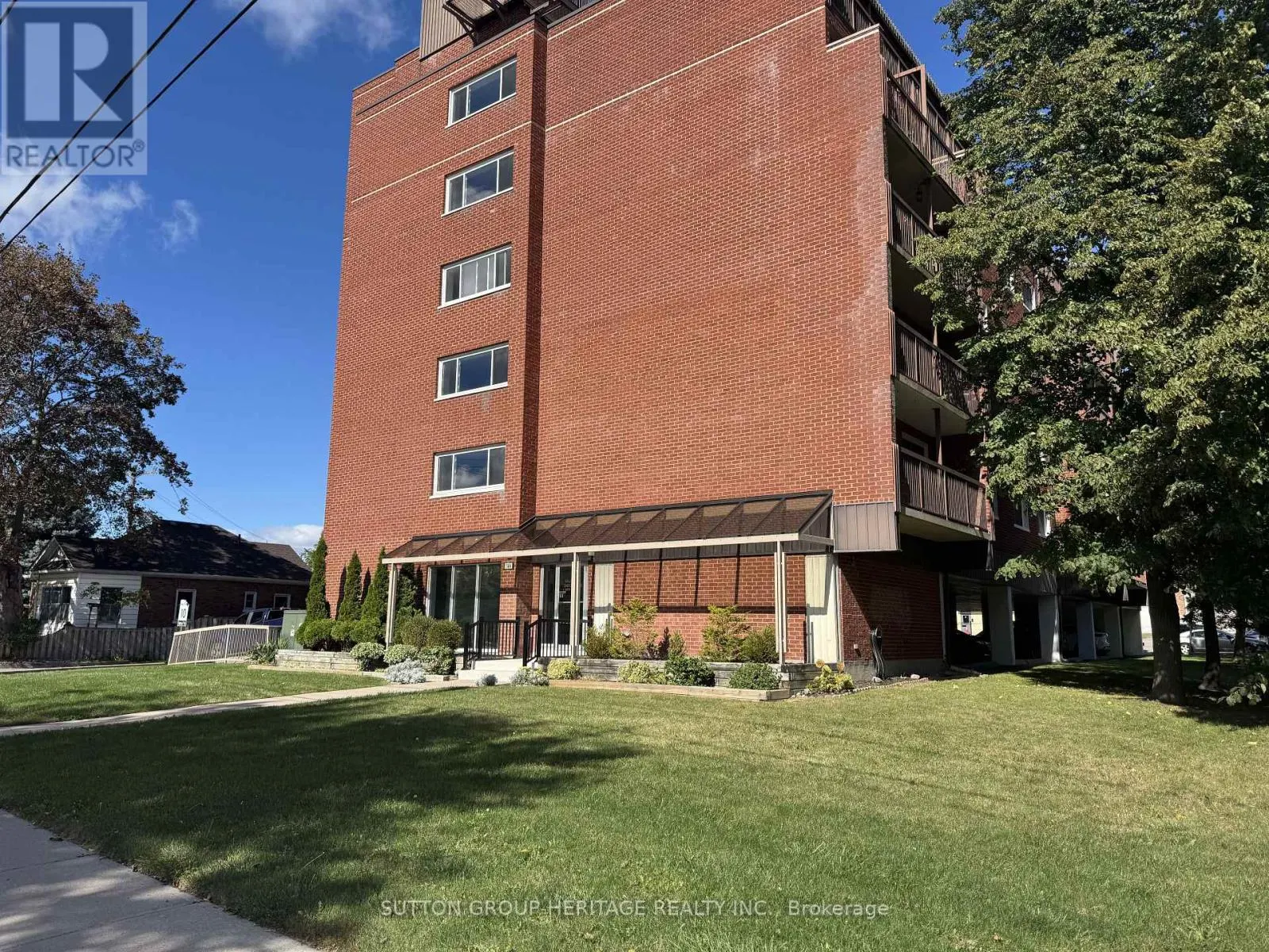 403 - 144 QUEEN STREET W