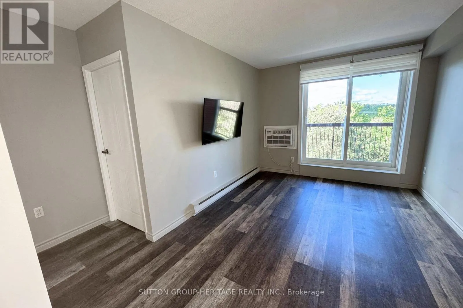 403 - 144 QUEEN STREET W