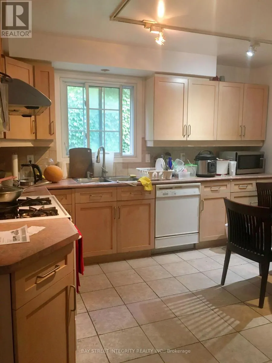 UPPER - 98 CAROLBREEN SQUARE