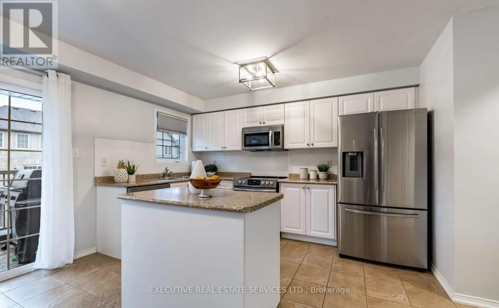 495 ROSSLAND ROAD E