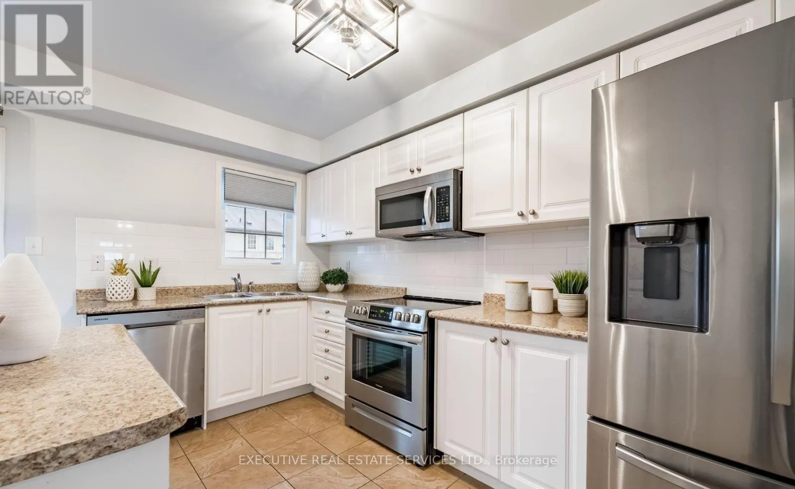 495 ROSSLAND ROAD E