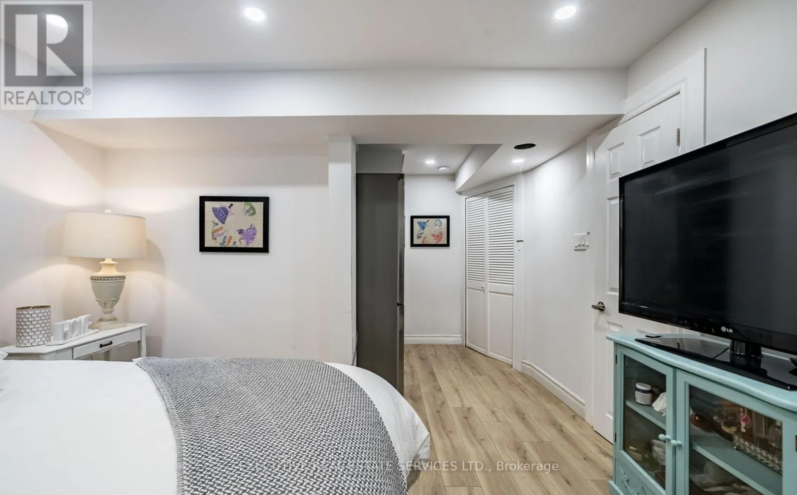 495 ROSSLAND ROAD E