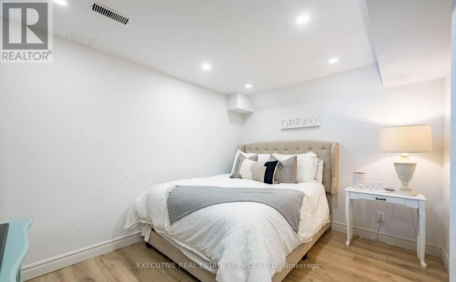 495 ROSSLAND ROAD E