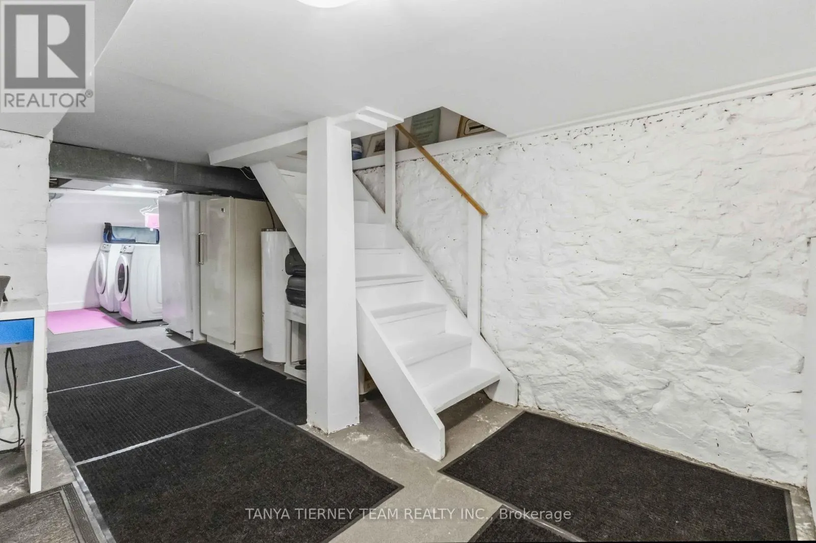 168 CENTRE STREET S
