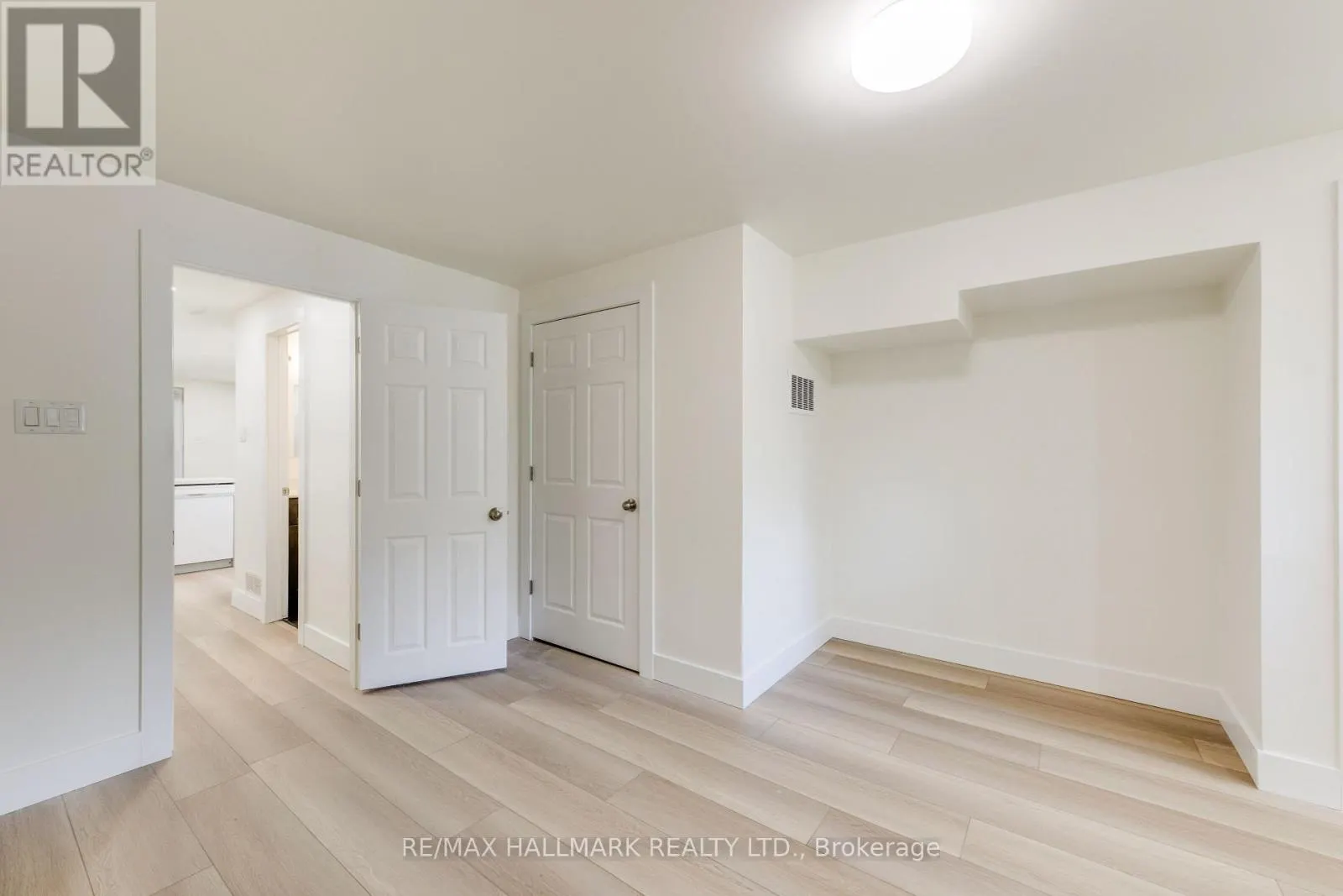 LOWER UNIT - 8 EMPIRE AVENUE