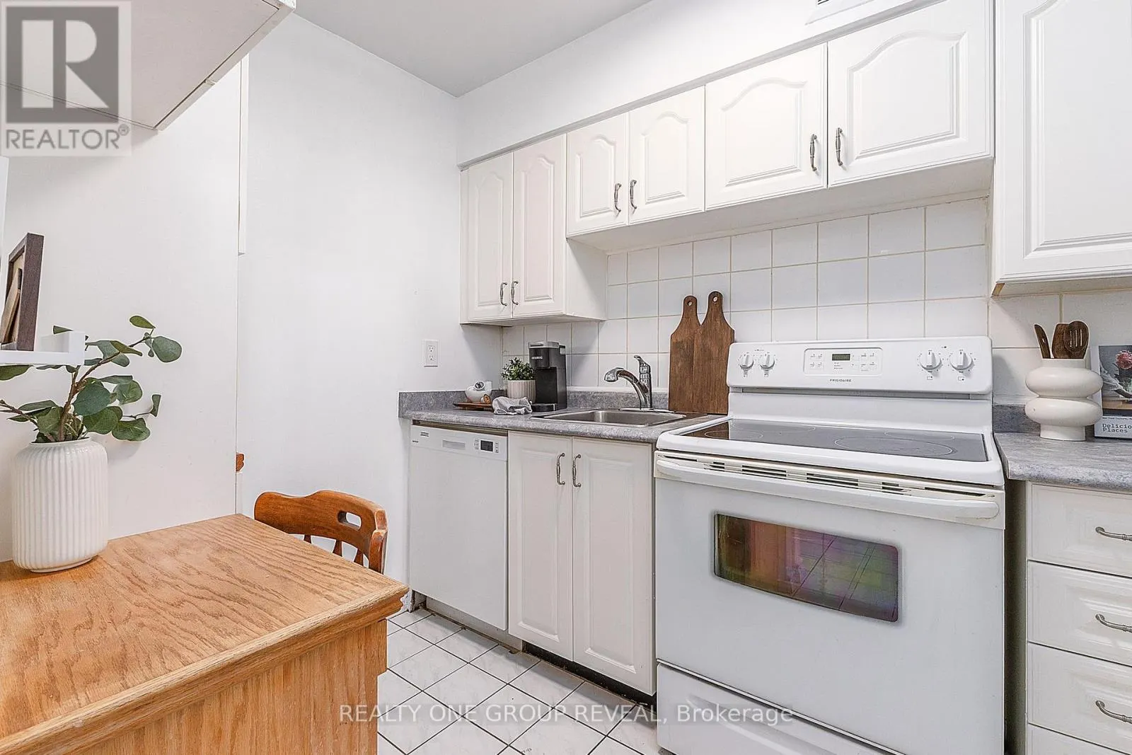 602 - 2 WESTNEY ROAD N