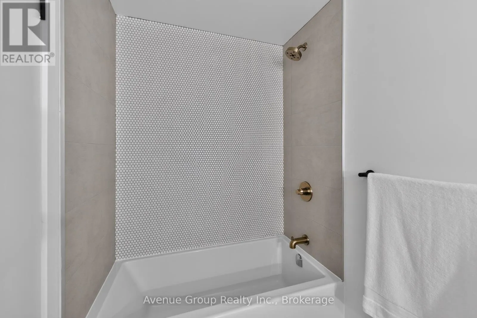 202 - 1285 QUEEN STREET E
