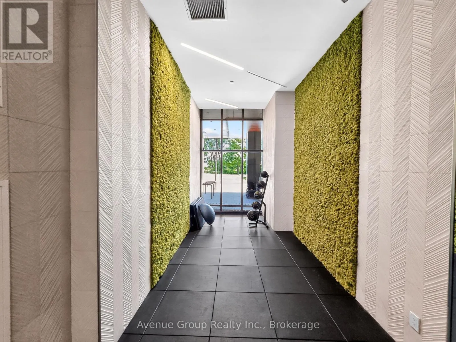202 - 1285 QUEEN STREET E