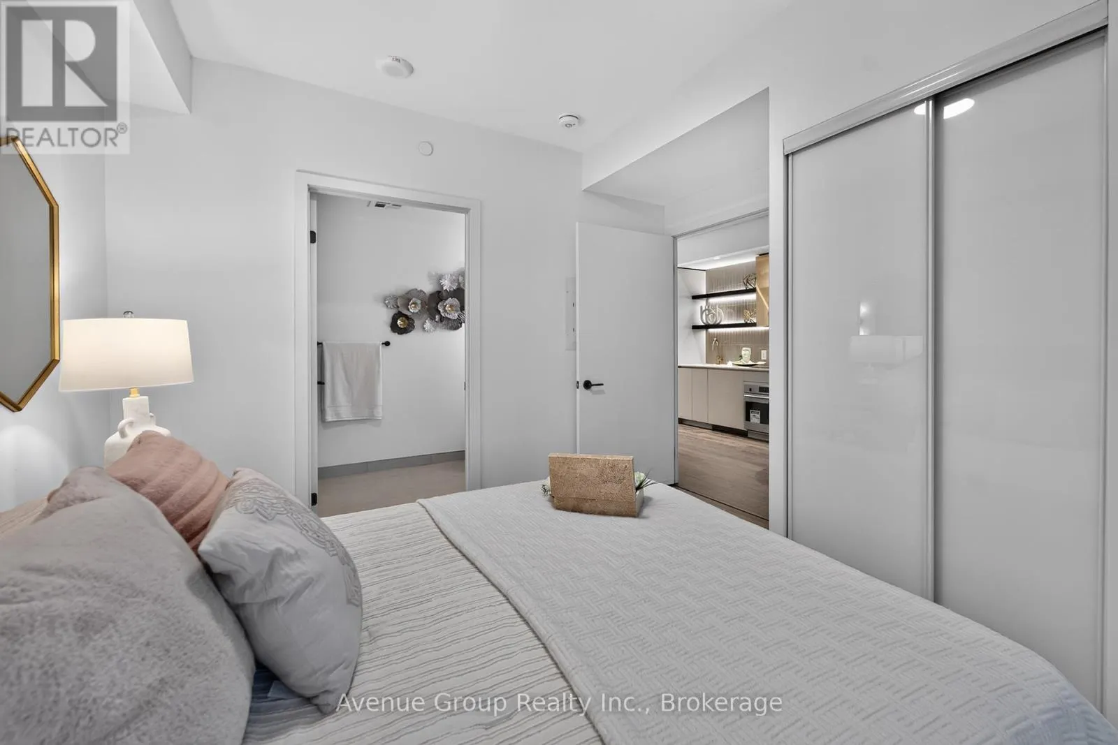 202 - 1285 QUEEN STREET E