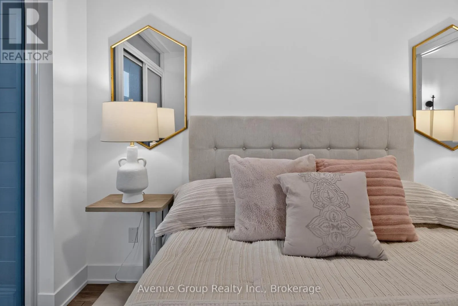 202 - 1285 QUEEN STREET E