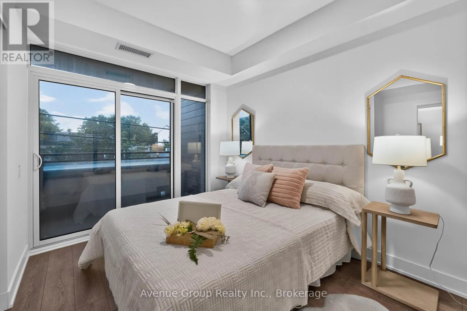 202 - 1285 QUEEN STREET E