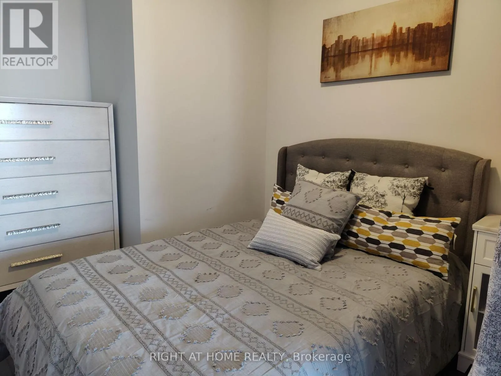 2214 - 2550 SIMCOE STREET N