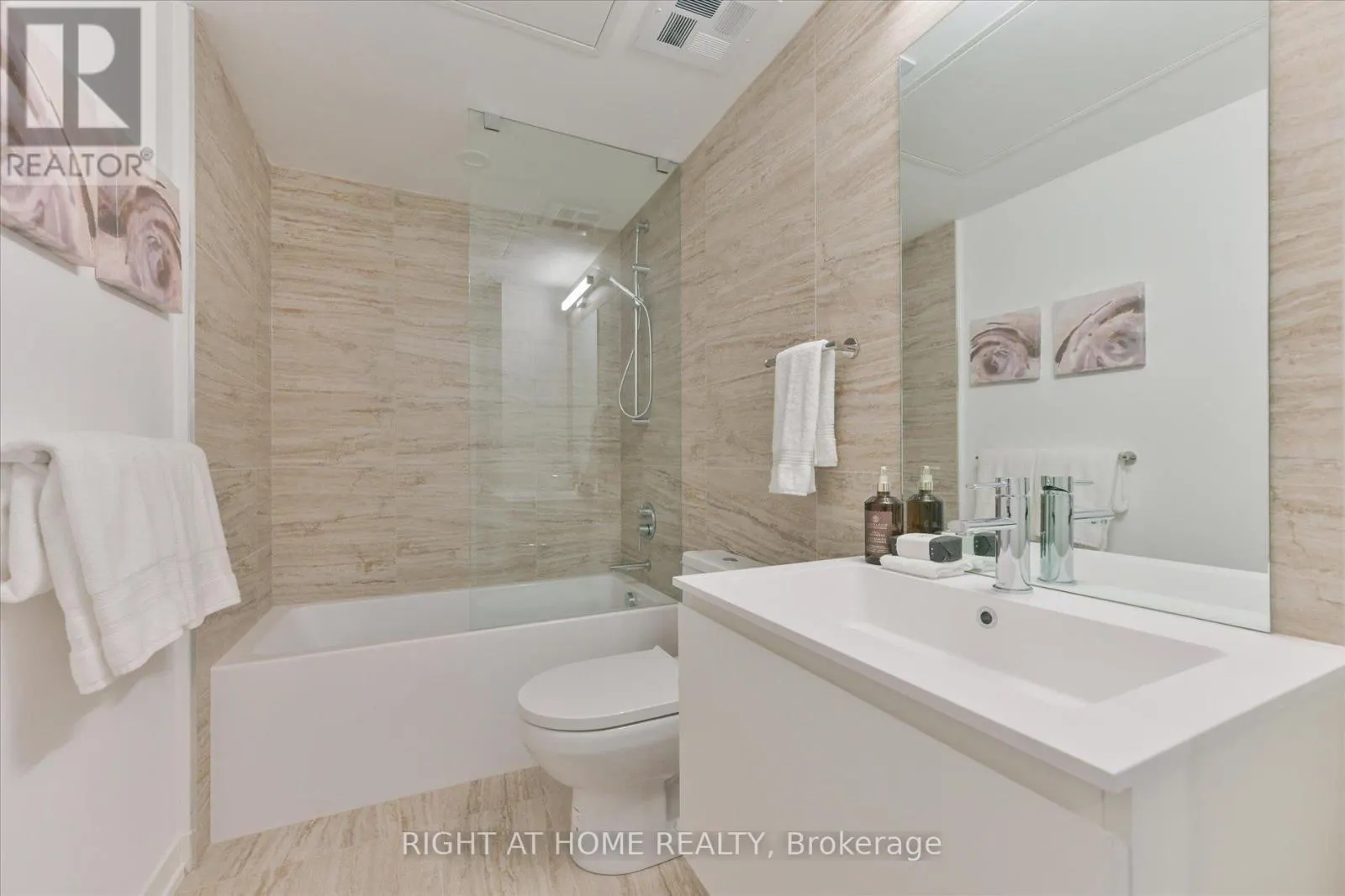 404 - 761 QUEEN STREET E