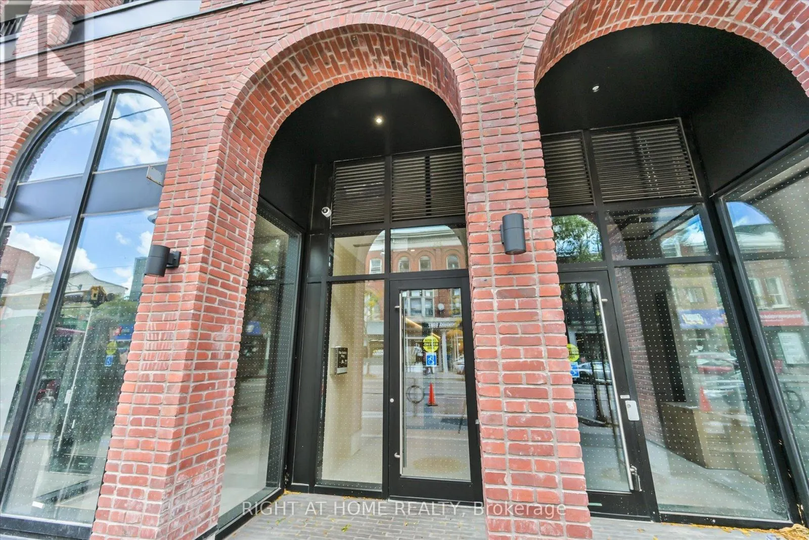 404 - 761 QUEEN STREET E
