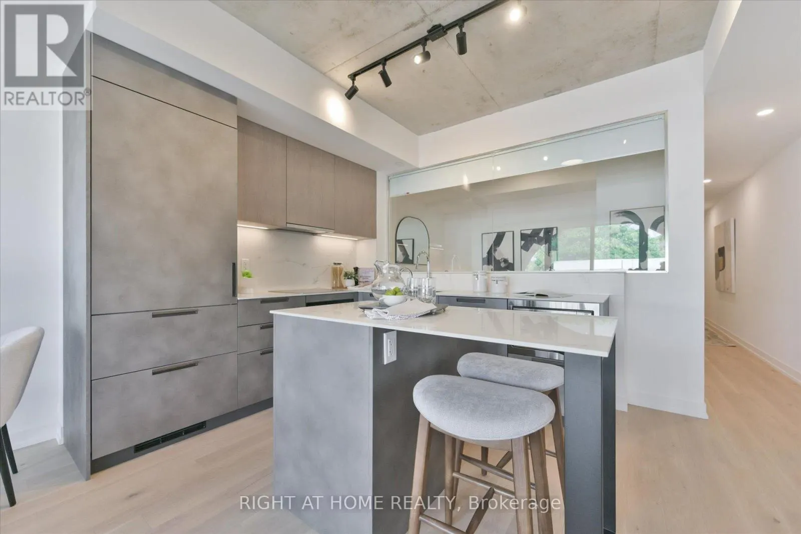 404 - 761 QUEEN STREET E