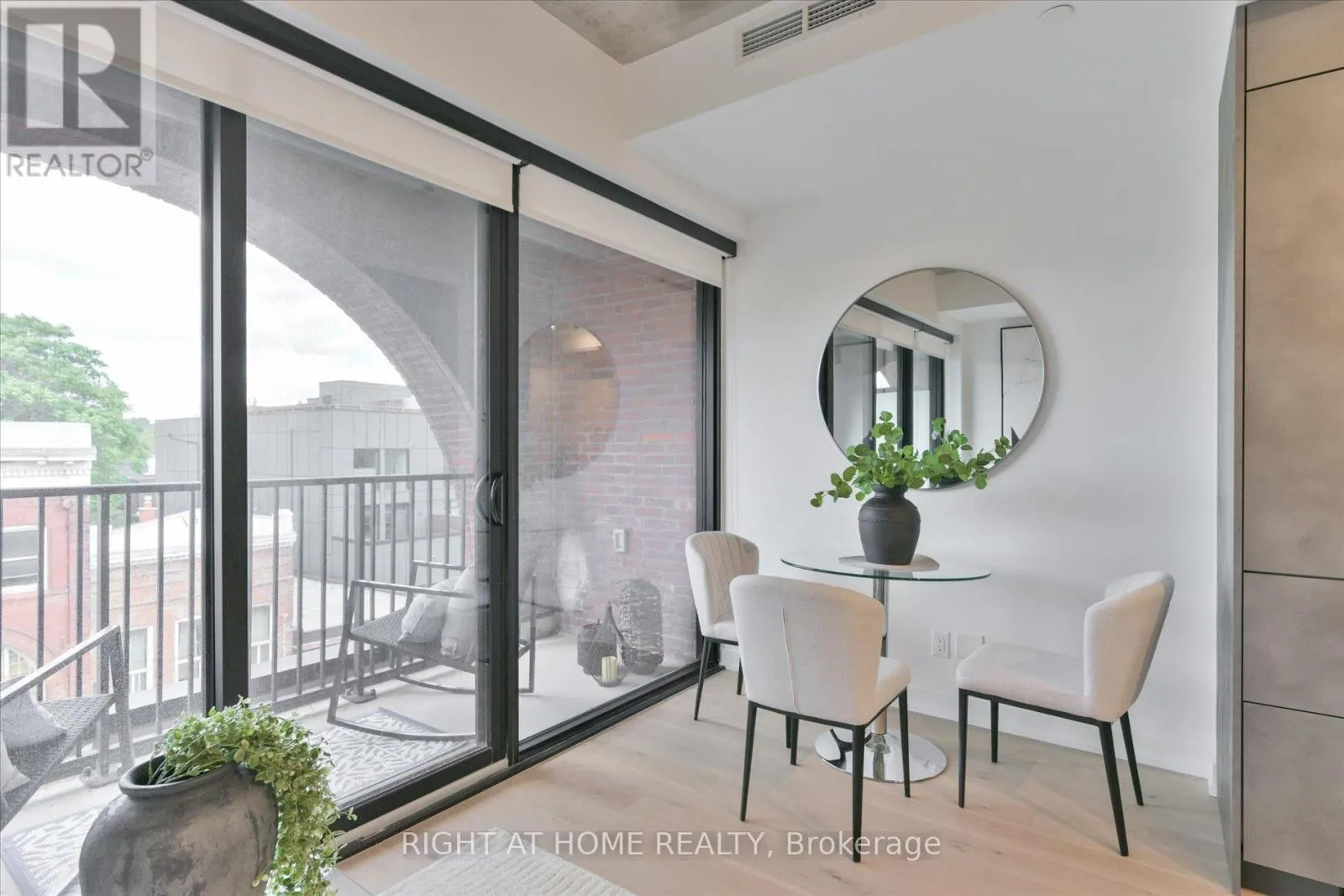 404 - 761 QUEEN STREET E