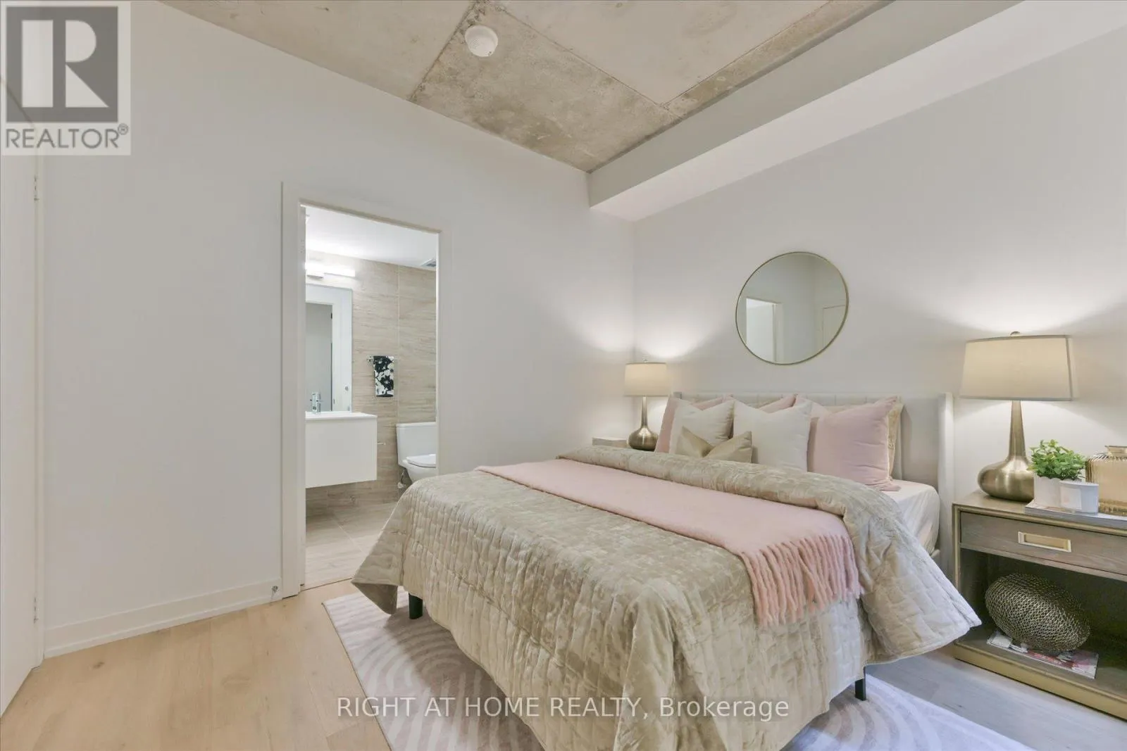 404 - 761 QUEEN STREET E