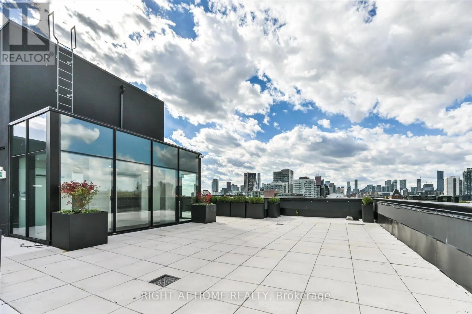 404 - 761 QUEEN STREET E