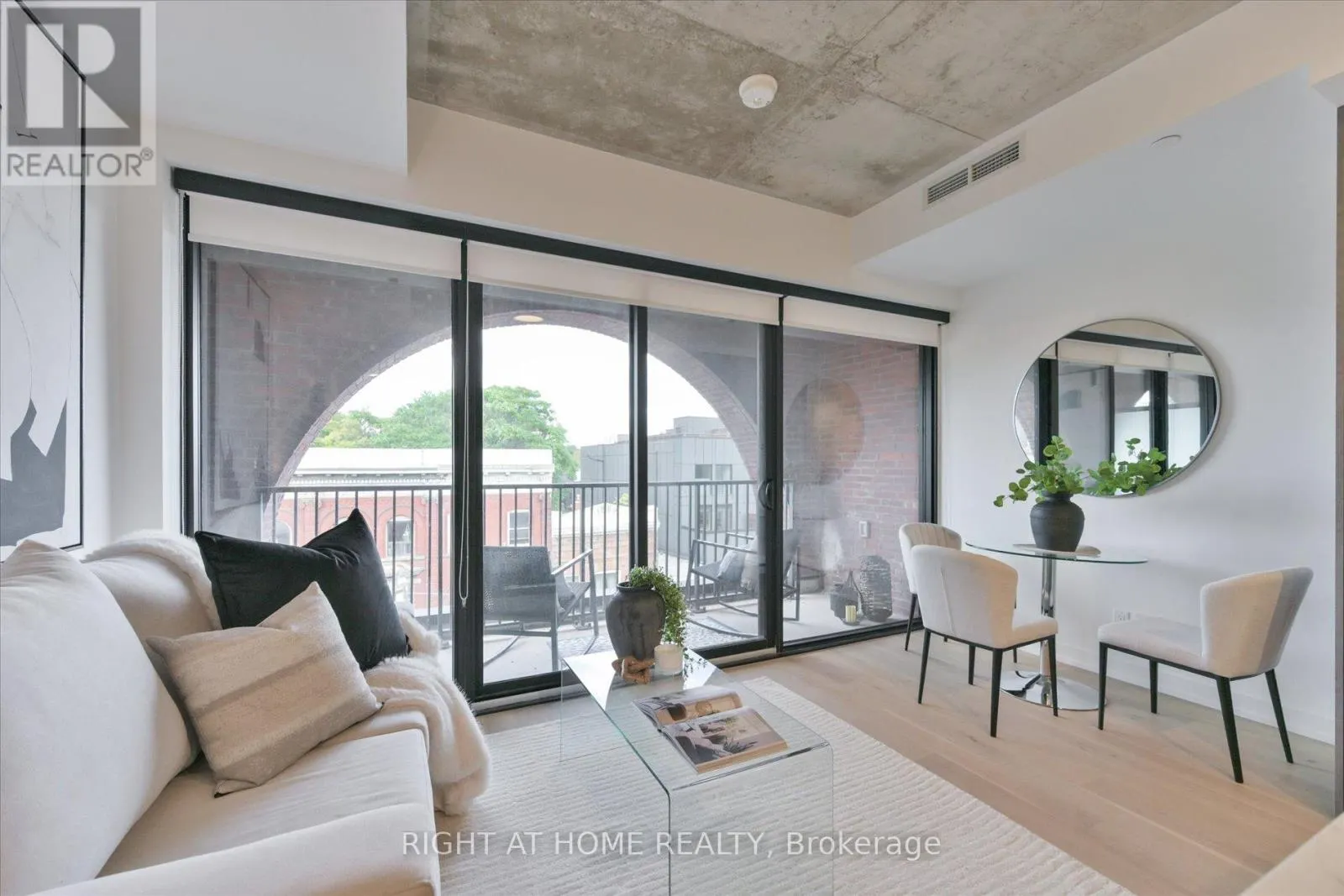 404 - 761 QUEEN STREET E