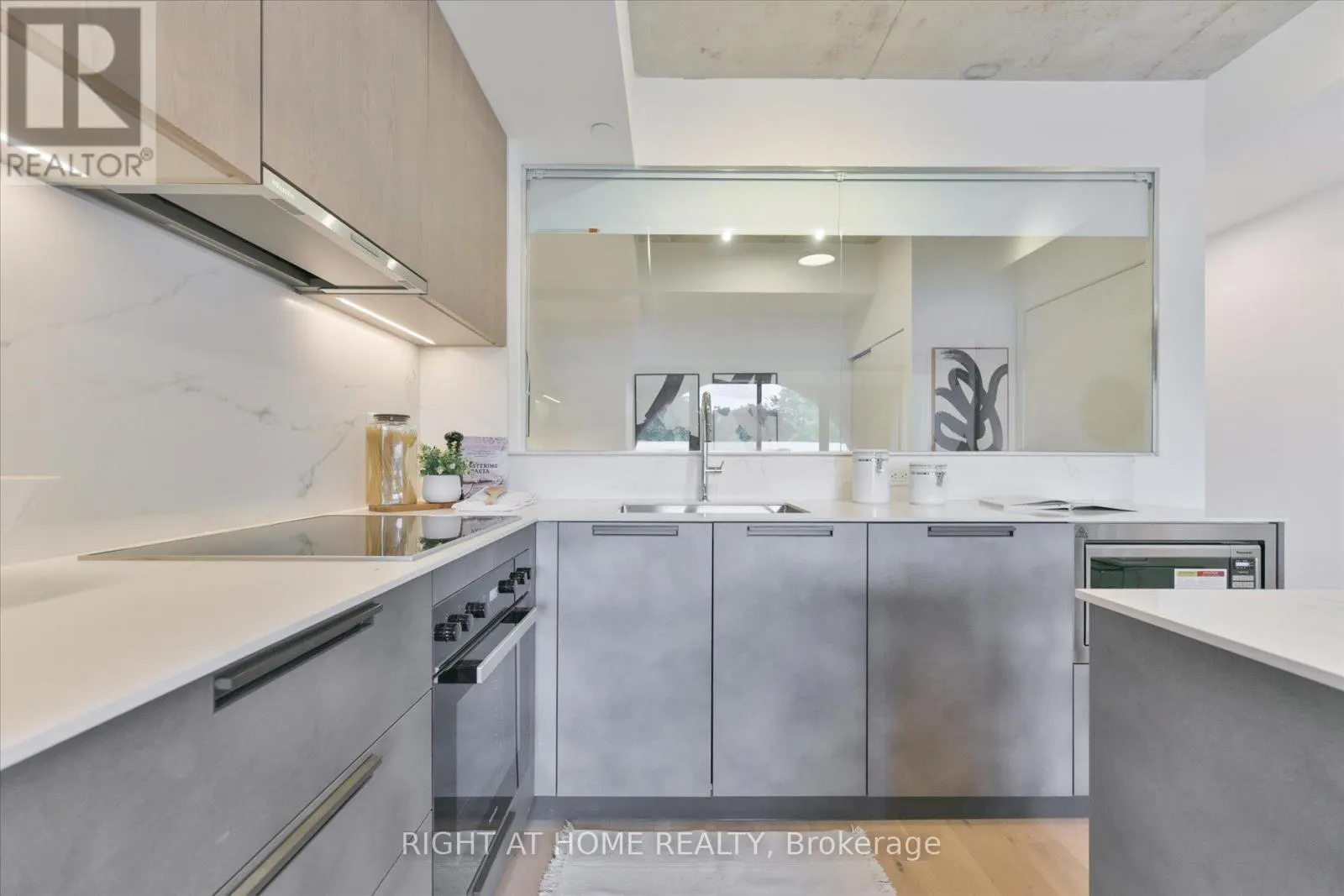 404 - 761 QUEEN STREET E