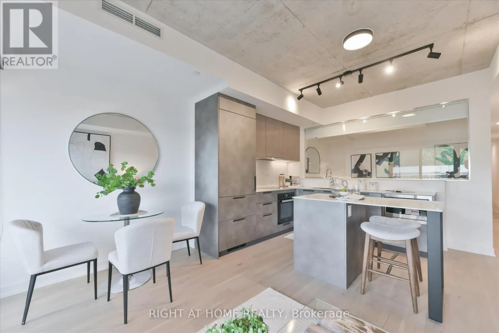 404 - 761 QUEEN STREET E