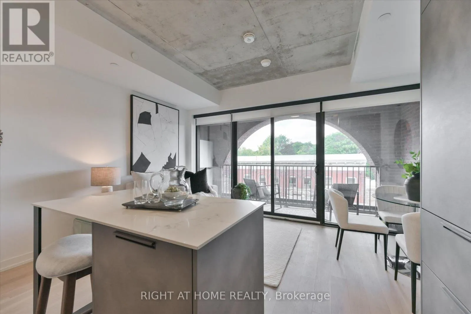 404 - 761 QUEEN STREET E