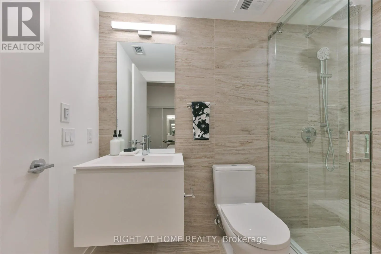 404 - 761 QUEEN STREET E