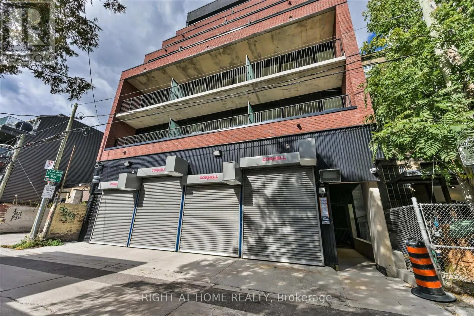 404 - 761 QUEEN STREET E