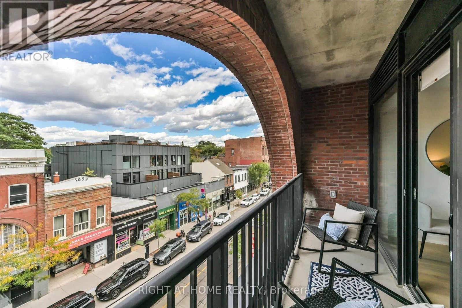 404 - 761 QUEEN STREET E