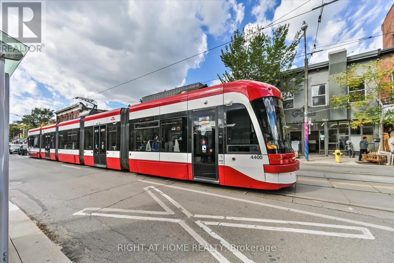 404 - 761 QUEEN STREET E