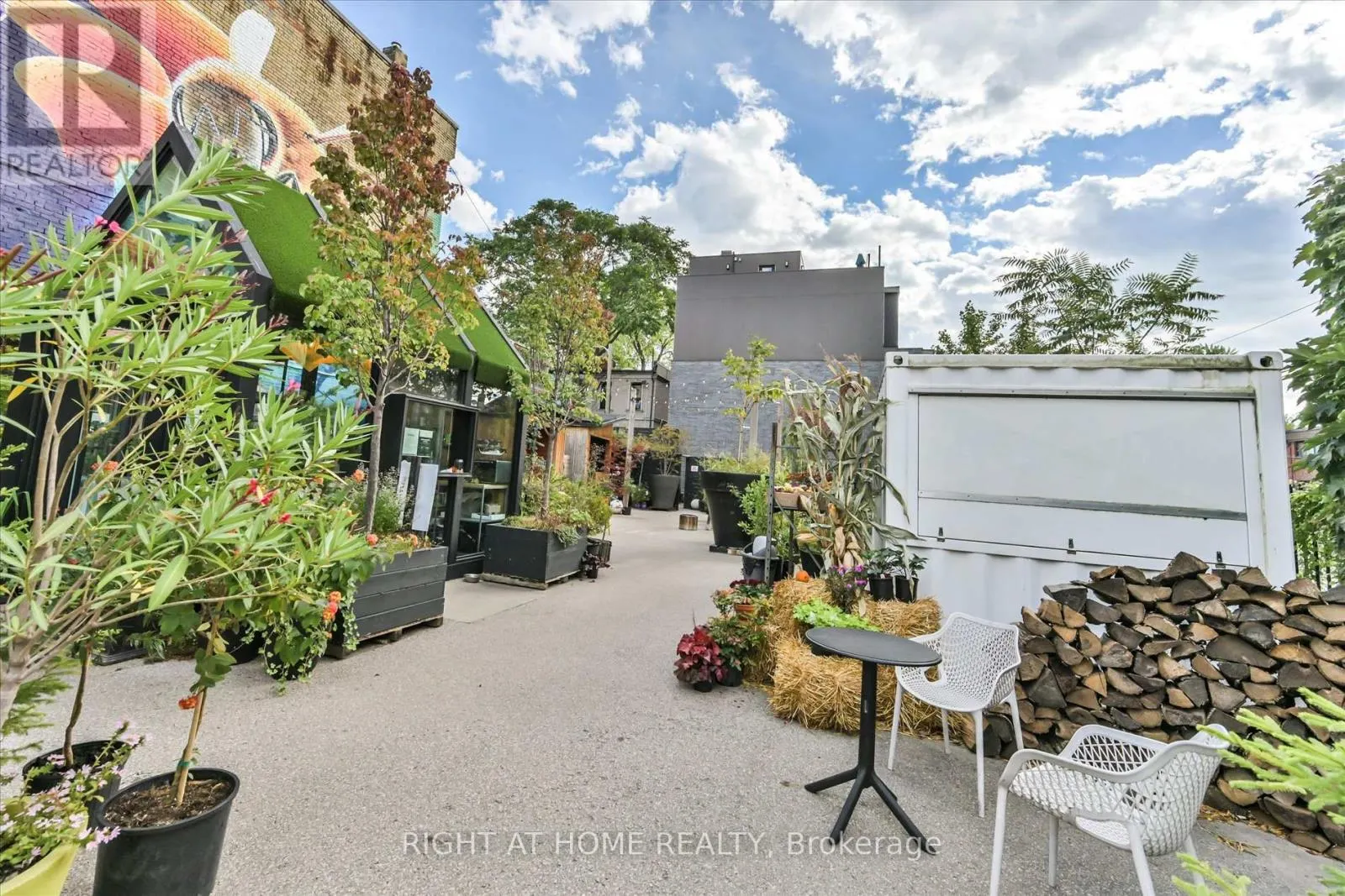404 - 761 QUEEN STREET E