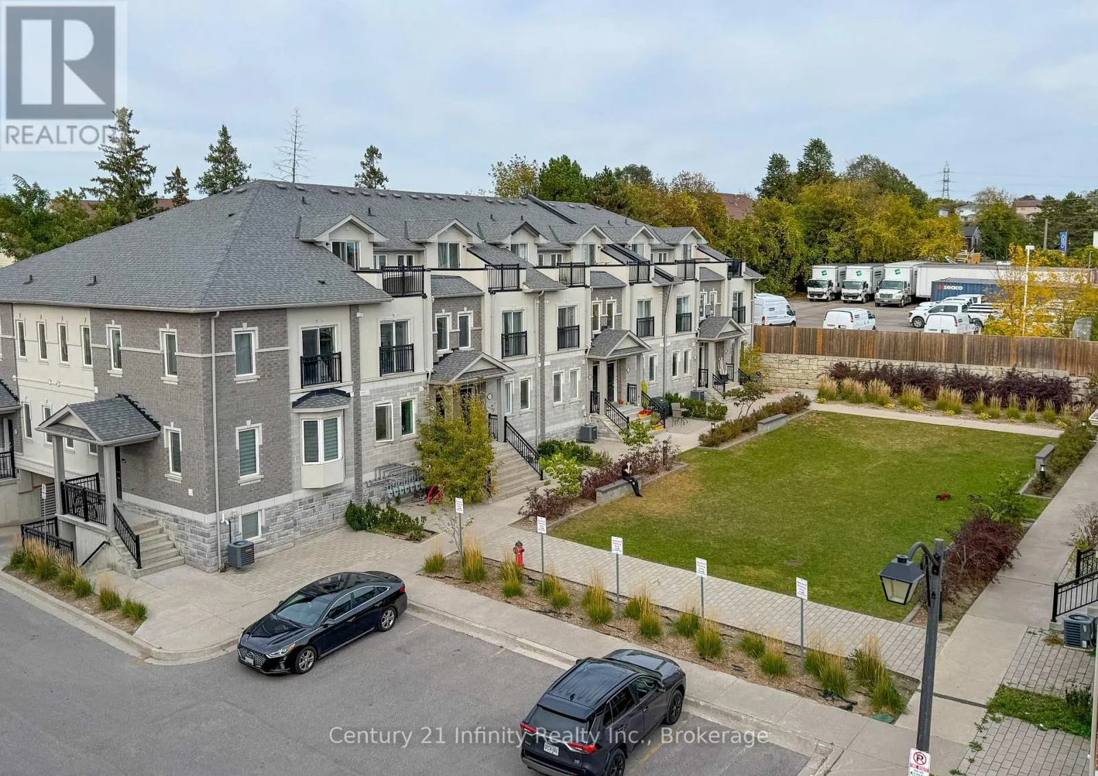 4 DUNSLEY WAY
